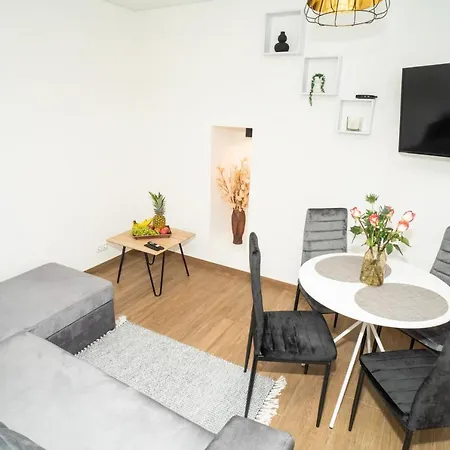 Downhill Apartment On The Groundfloor Kaunas Exterior photo