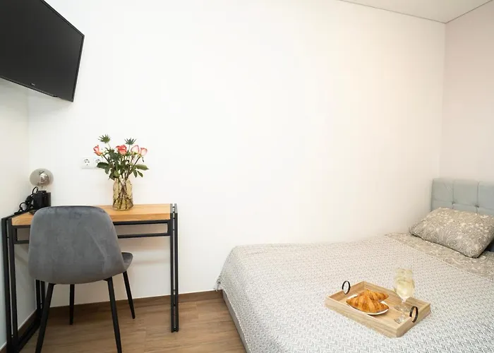 Downhill Apartment On The Groundfloor